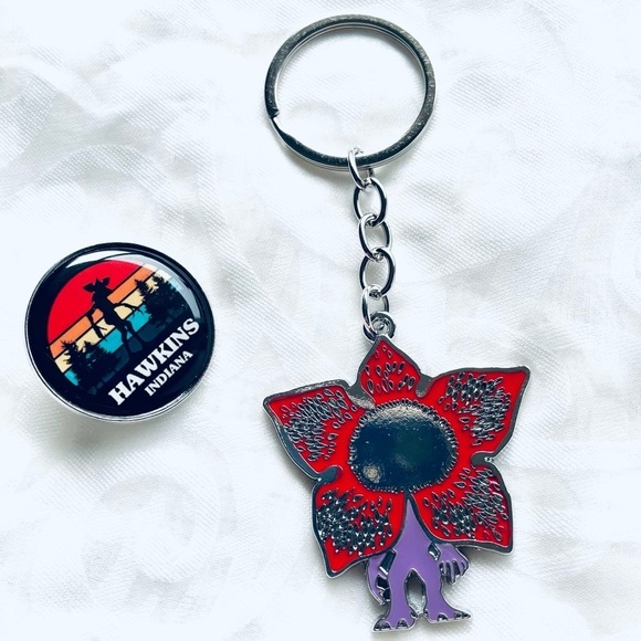 Stranger Things - Lot of 2 NEW - Demogorgon Keychain & Demogorgon Hawkins Pin - Picture 1 of 11
